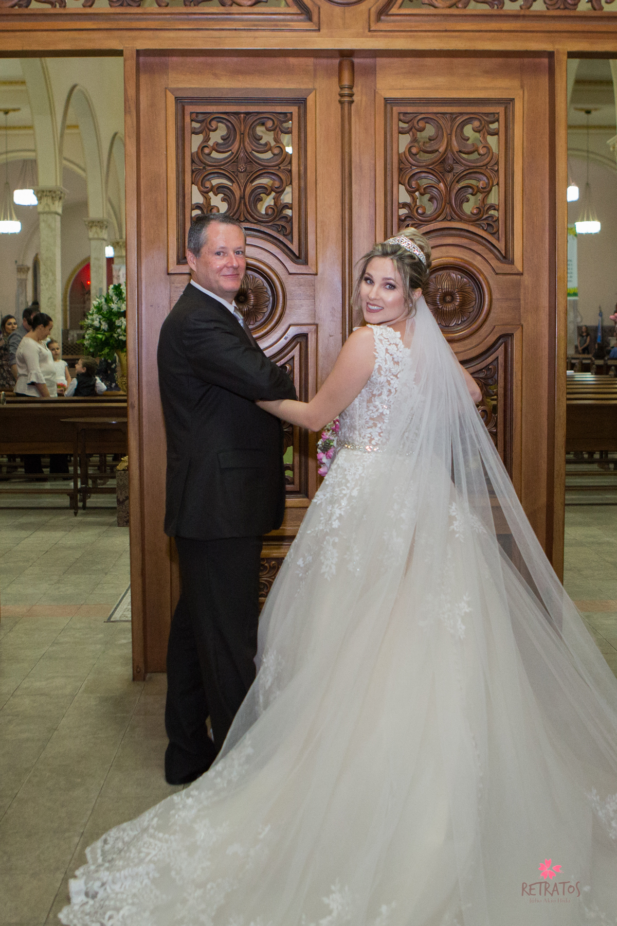 noiva e pai na porta da igreja 