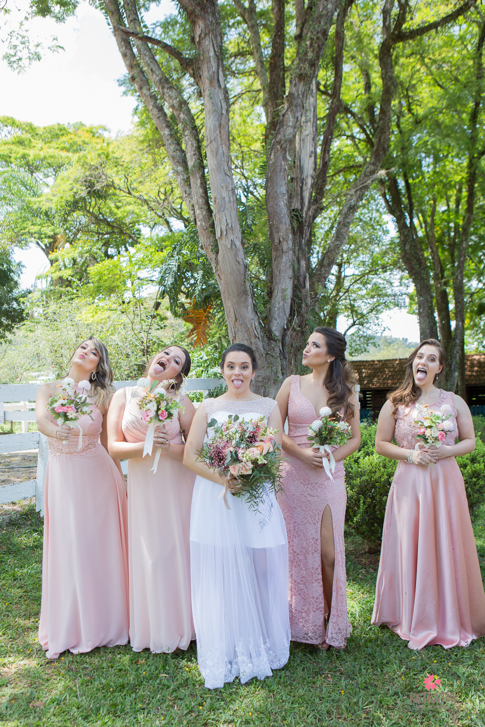 madrinhas vestido nude fazendo careta foto casamento na fazenda de dia emocionante