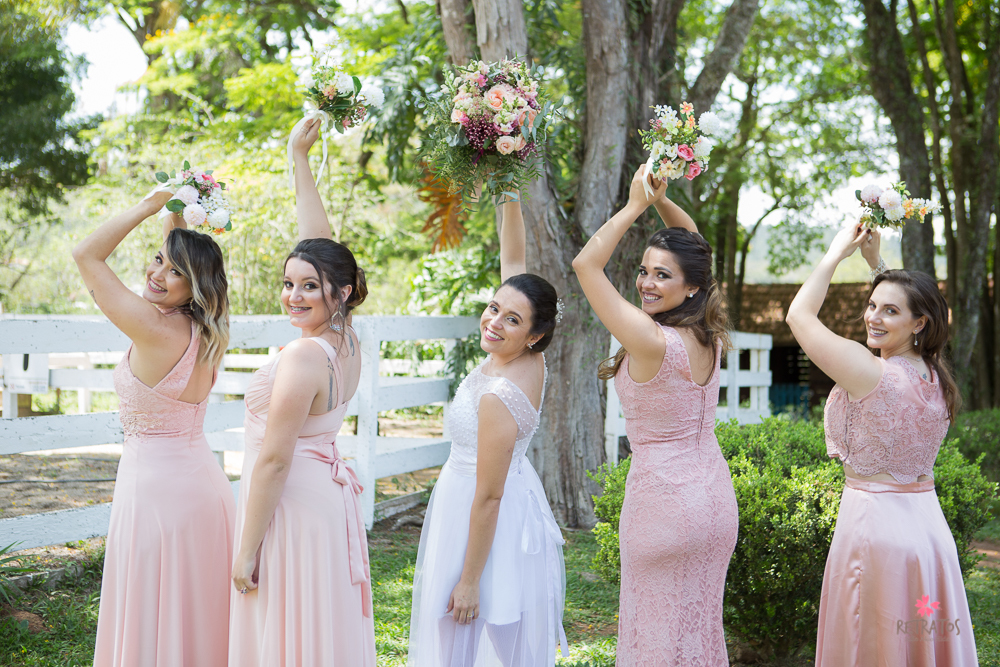 madrinhas vestido nude fazendo careta foto casamento na fazenda de dia emocionante