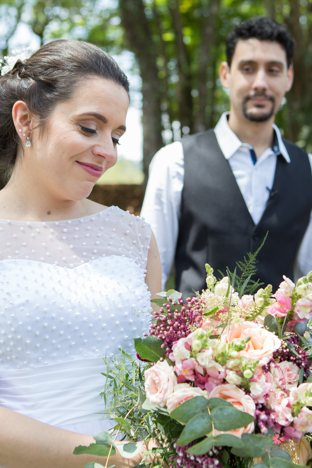 noiva olhando buque dona flor itatiba arranjo mesa bolo casamento madrinhas de nude e padrinhos roupa informal para casamento na fazenda de dia  casamento na fazenda de dia interior sp itatiba retratos