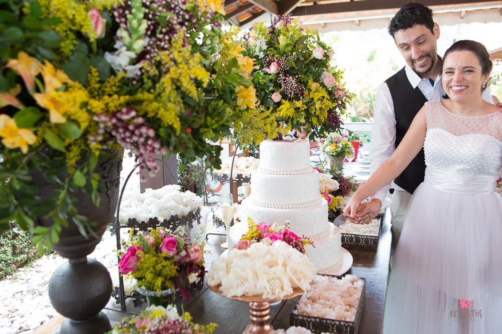 casal cortando bolo cerimonia na fazenda de dia madrinhas de nude e padrinhos roupa informal para casamento na fazenda de dia  casamento na fazenda de dia interior sp itatiba retratos
