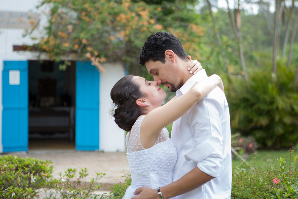 casal com igreja e fundo recem casados arranjo mesa bolo casamento madrinhas de nude e padrinhos roupa informal para casamento na fazenda de dia  casamento na fazenda de dia interior sp itatiba retratos