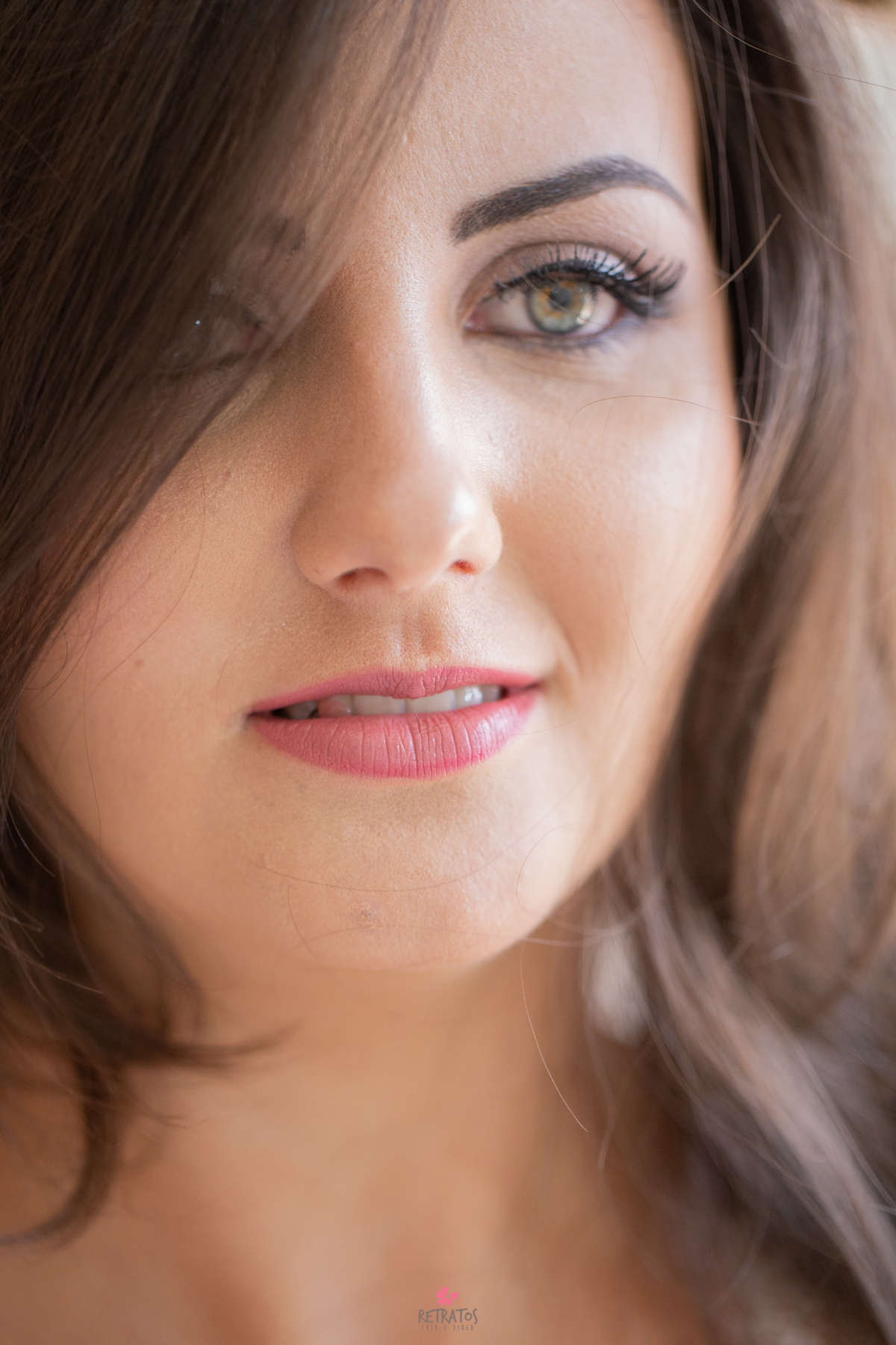 noiva na maquiagem mostrando a boca 