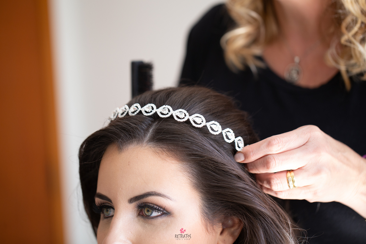 maquiadora colocando tiara no cabelo da noiva