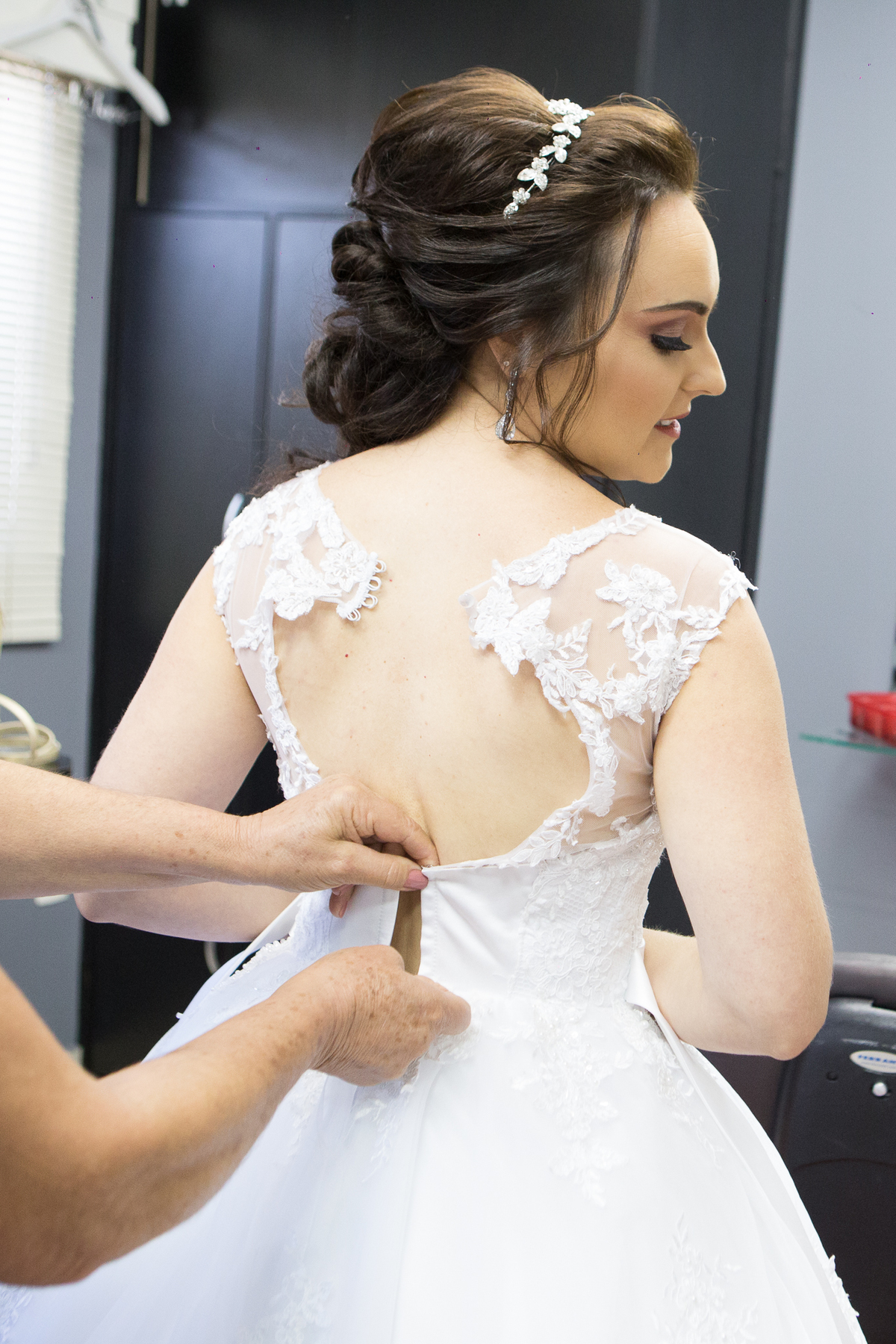 fechando vestido noiva igreja santo Antonio itatiba casamento portal do vale festa itatiba cidade chácara fotos fotografo  retratos foto video julio akio hida