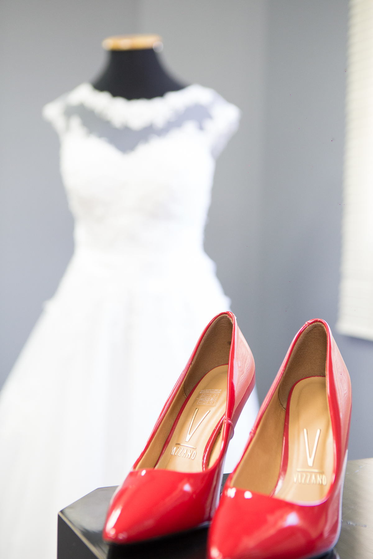 sapato vermelho com vestido noiva ao fundo igreja santo Antonio itatiba casamento portal do vale festa itatiba cidade chácara fotos fotografo  retratos foto video julio akio hida