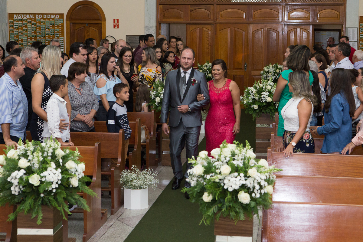 entrada noivo mãe igreja santo Antonio itatiba casamento portal do vale festa itatiba cidade chácara fotos fotografo  retratos foto video julio akio hida