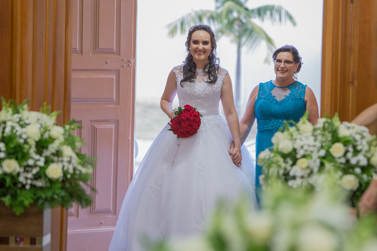 noiva entrando igreja mãe igreja santo Antonio itatiba casamento portal do vale festa itatiba cidade chácara fotos fotografo  retratos foto video julio akio hida