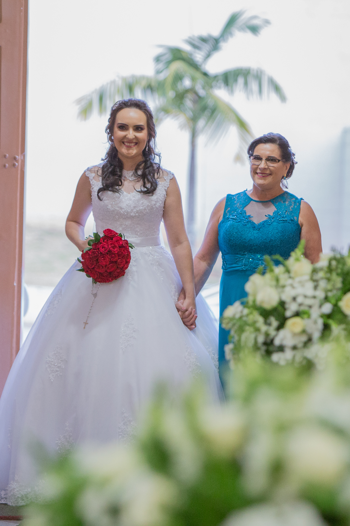 noiva e mãe entrando igreja de maos dadas igreja santo Antonio itatiba casamento portal do vale festa itatiba cidade chácara fotos fotografo  retratos foto video julio akio hida