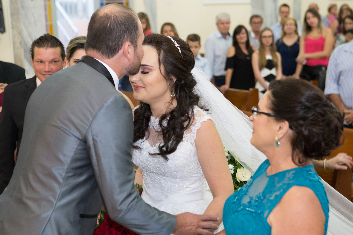 noivo beijando noiva ao recebe la igreja santo Antonio itatiba casamento portal do vale festa itatiba cidade chácara fotos fotografo  retratos foto video julio akio hida