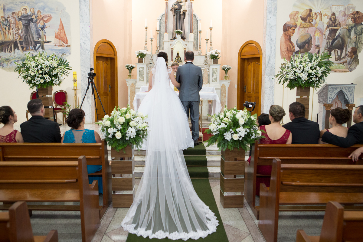 noiva com o véu no corredor igreja igreja santo Antonio itatiba casamento portal do vale festa itatiba cidade chácara fotos fotografo  retratos foto video julio akio hida
