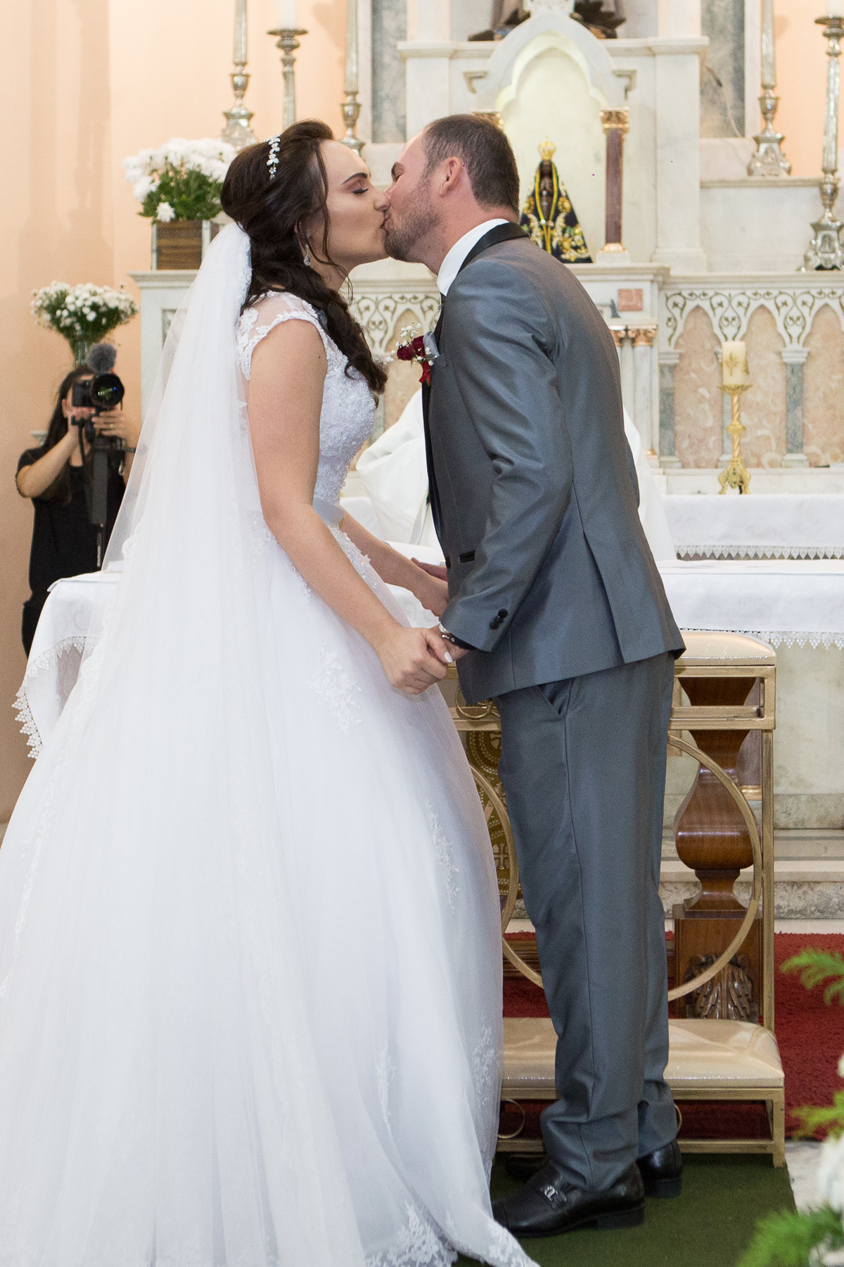 noivos primeiro beijo igreja santo Antonio itatiba casamento portal do vale festa itatiba cidade chácara fotos fotografo  retratos foto video julio akio hida