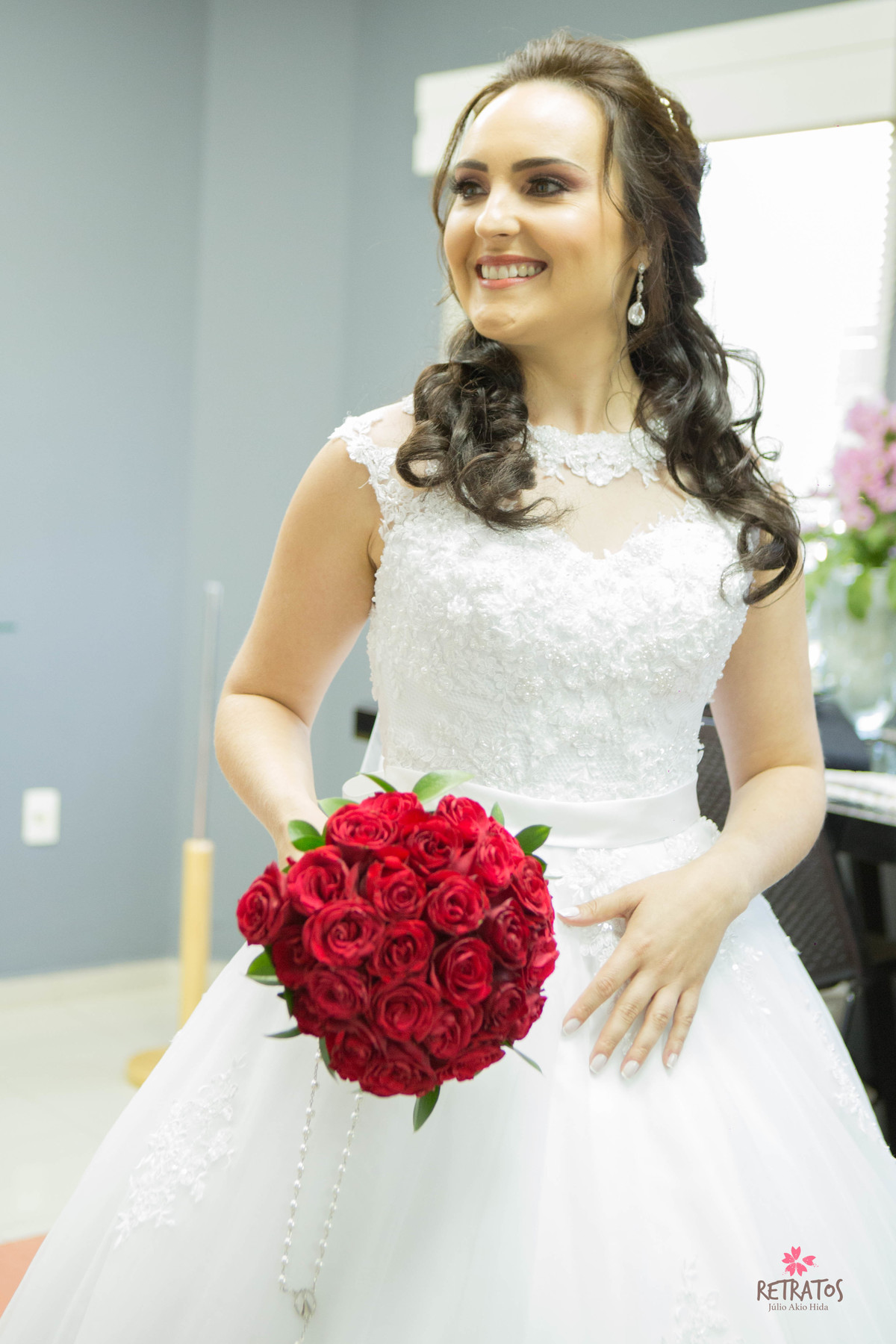 noiva branco buque vermelho igreja santo Antonio itatiba casamento portal do vale festa itatiba cidade chácara fotos fotografo  retratos foto video julio akio hida