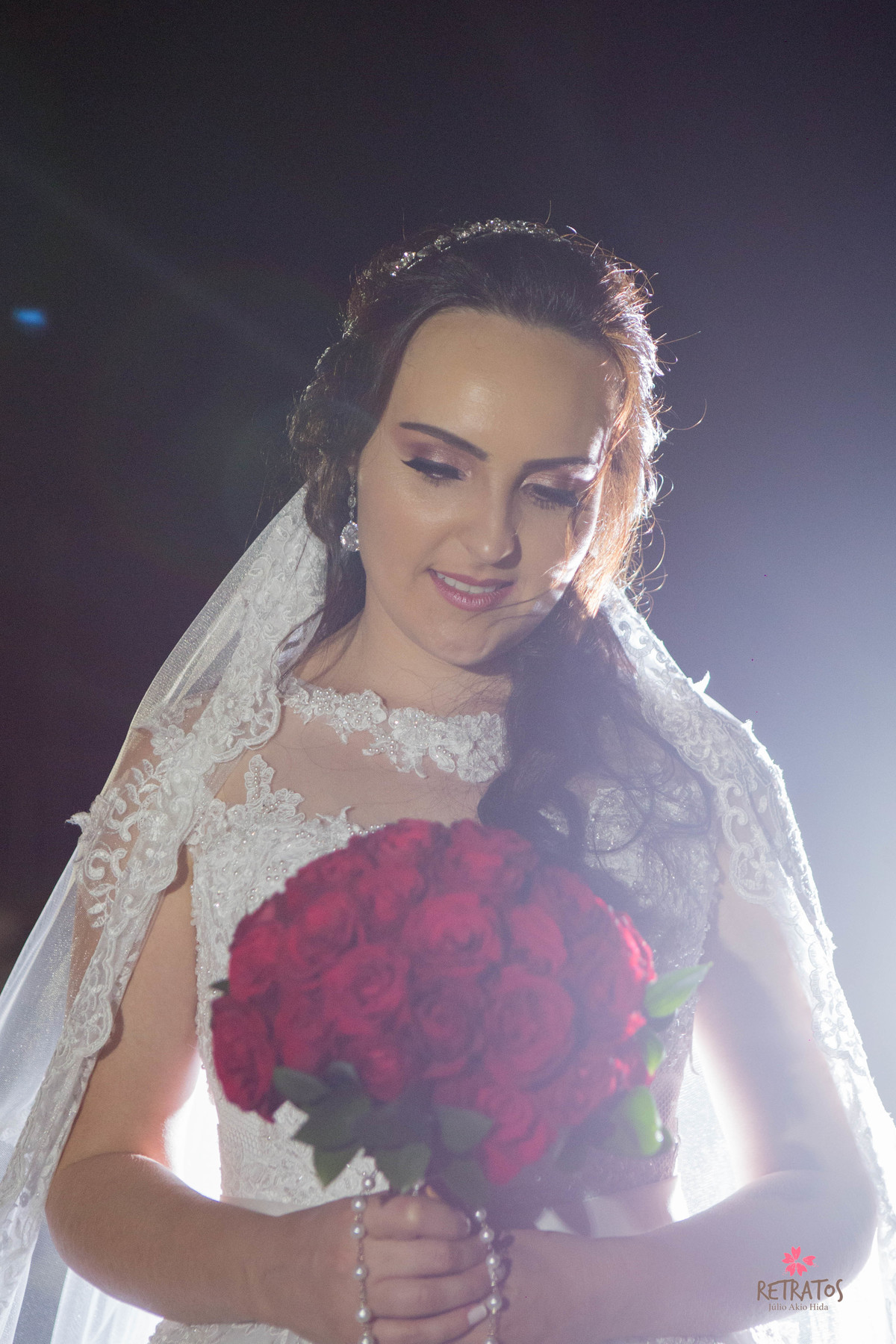 noiva olhando vestido igreja santo Antonio itatiba casamento portal do vale festa itatiba cidade chácara fotos fotografo  retratos foto video julio akio hida