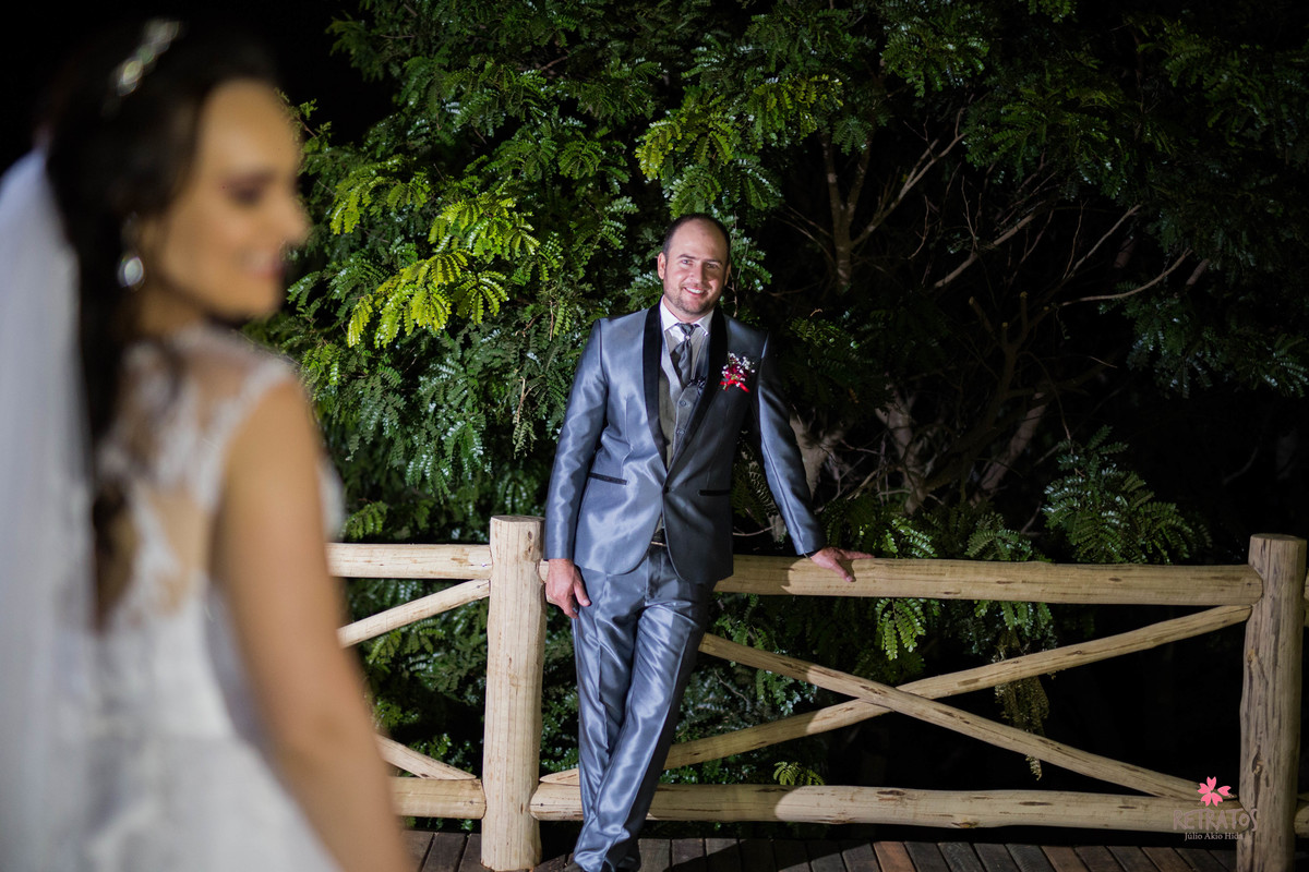 noiva e noivo ao fundo vestido igreja santo Antonio itatiba casamento portal do vale festa itatiba cidade chácara fotos fotografo  retratos foto video julio akio hida