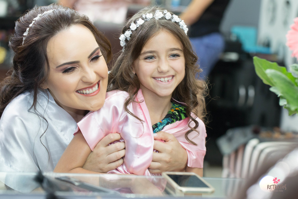 noiva e daminha sorrindo igreja santo Antonio itatiba casamento portal do vale festa itatiba cidade chácara fotos fotografo  retratos foto video julio akio hida