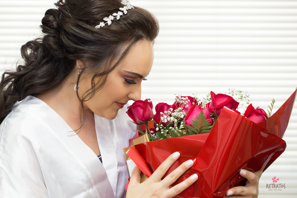 noiva recebendo flores no salano make igreja santo Antonio itatiba casamento portal do vale festa itatiba cidade chácara fotos fotografo  retratos foto video julio akio hida