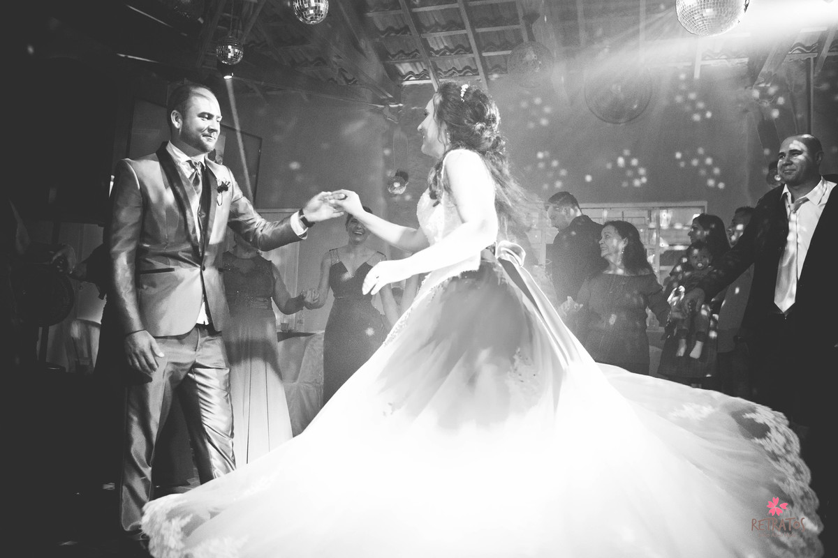 casal dançando portal do vale igreja santo Antonio itatiba casamento portal do vale festa itatiba cidade chácara fotos fotografo  retratos foto video julio akio hida