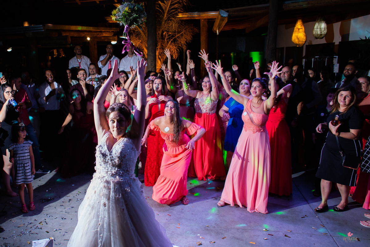 noiva jogando buque  chacara vila velha itatiba retratos itatiba foto e video de casamento fotografo