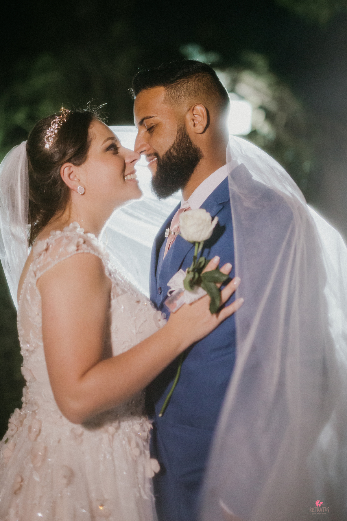 noiva e noivo envolvido em véu noivo e noiva jardim da chacara vila velha itatiba casamento fotografo casamento julio video filme