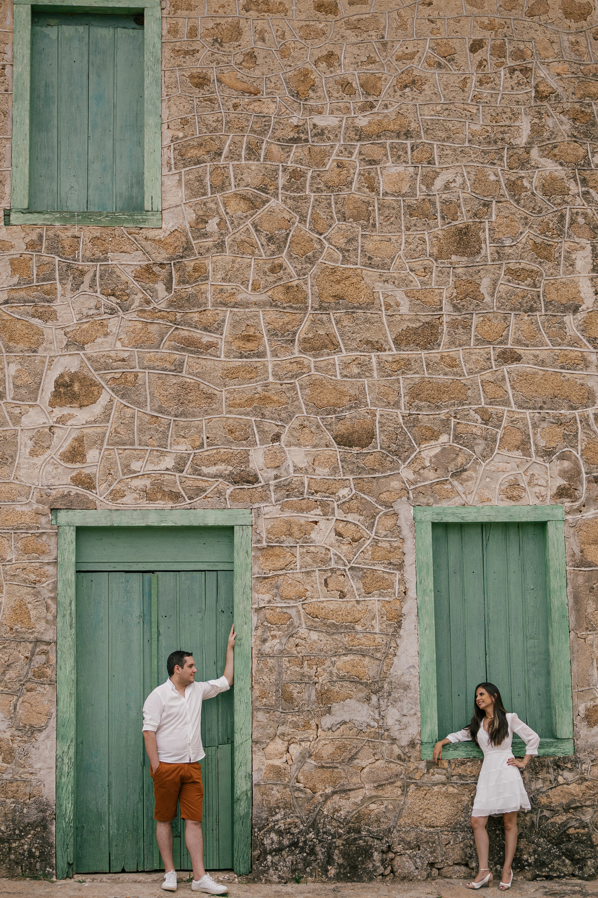ensaio fotografico pre wedding casal encostado no muro de pedra da casa da tulia