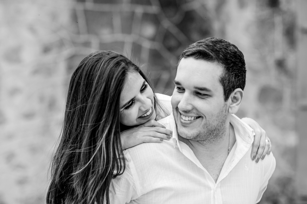 ensaio fotografico pre wedding casal noiva pulou de cavalinho noivo foto preto e branco