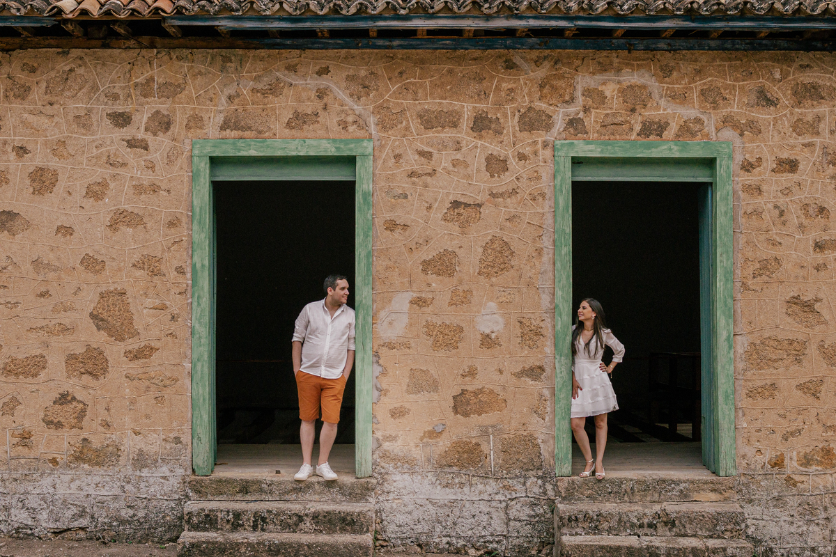 ensaio fotografico pre wedding casal  cada um em uma porta da tulia se olhando