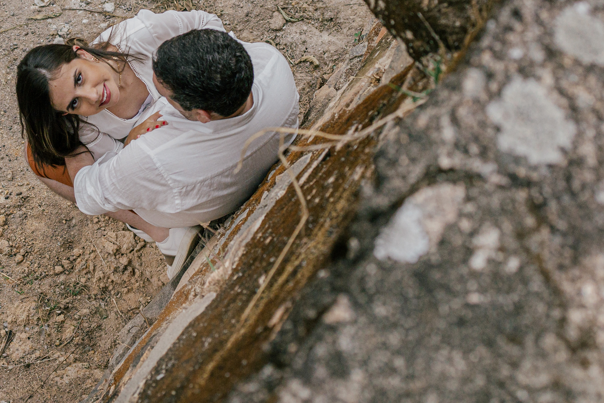 ensaio fotografico pre wedding casal  foto feita com drone de cima para baixo