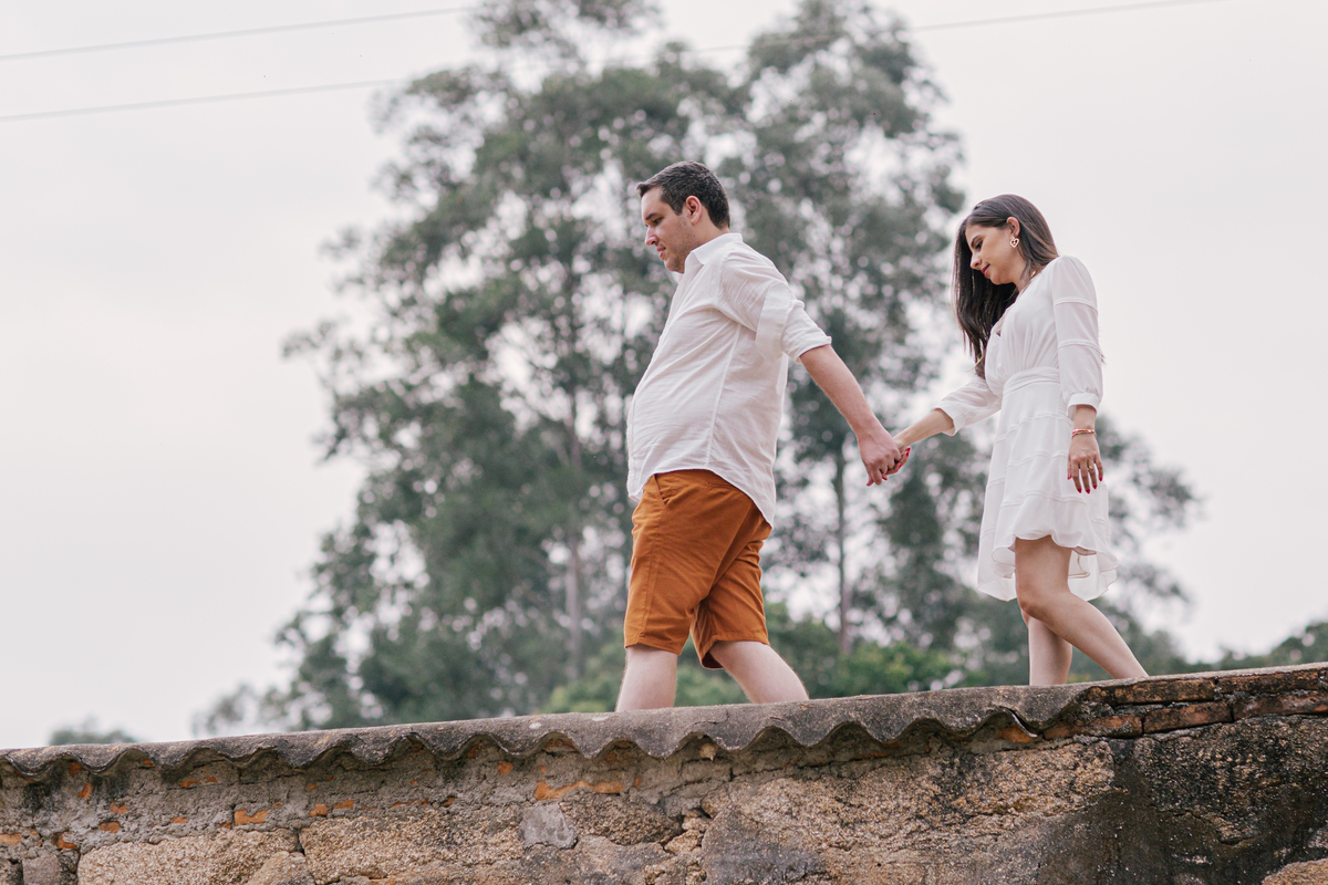 ensaio fotografico pre wedding casal  casal caminhando 