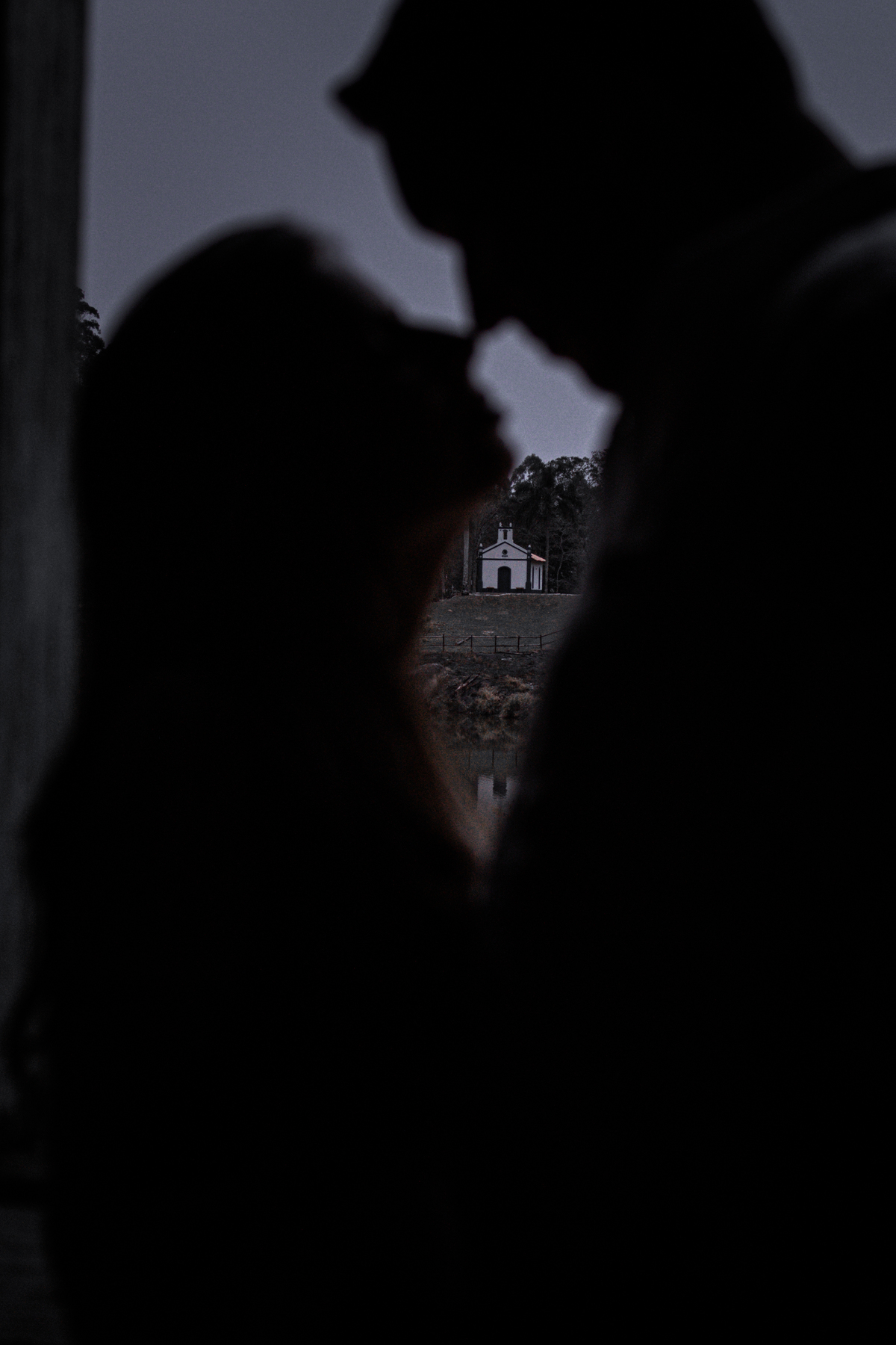 ensaio fotografico pre wedding casal  se olhando com capela centenaria ao fundo