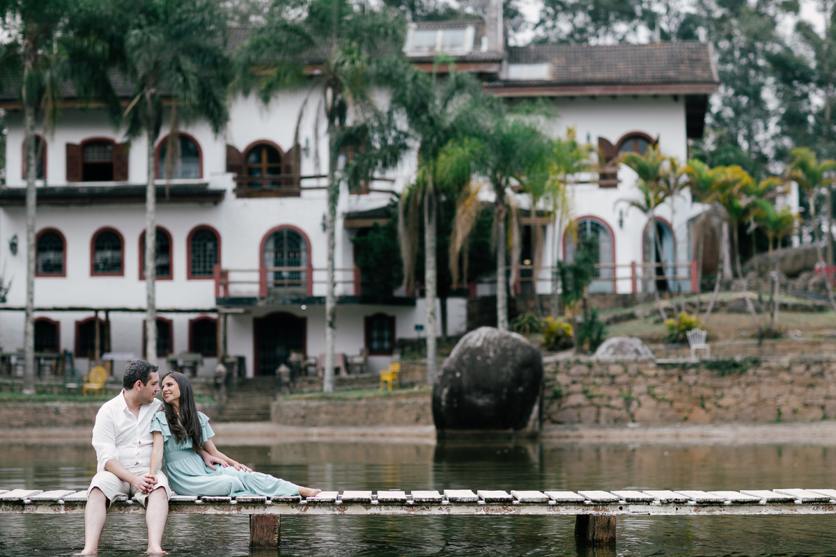 ensaio fotografico pre wedding casal noiva e noivo sentados em pergolado sob o lago na fazenda em morungaba itatiba 