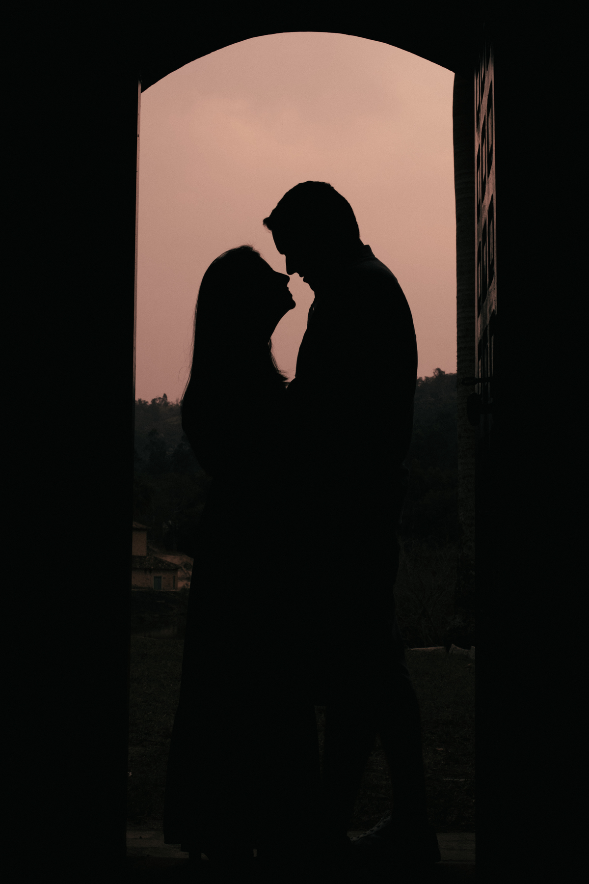 ensaio fotografico pre wedding casal noivo e noiva no contraluz com foto feita na igreja capela da fazenda centenária