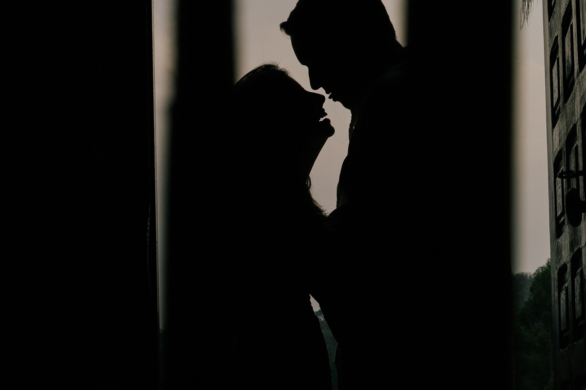 ensaio fotografico pre wedding casal noivo e noiva no contraluz com foto feita na igreja capela da fazenda centenária