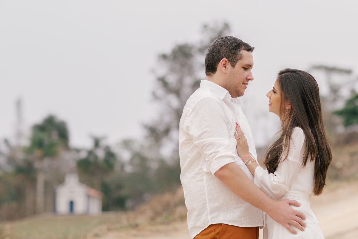 ensaio fotografico pre wedding casal encostado numa janela centenaria