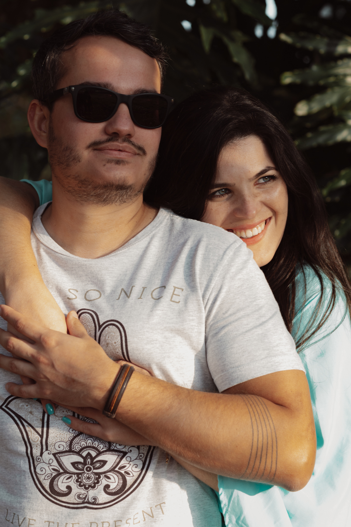 olhando para horizonte e sorrindo