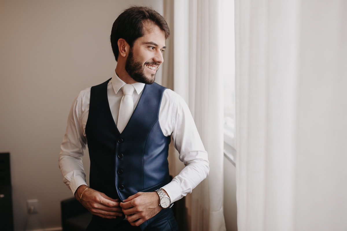 Felippe Leal Fotografo de casamentos e eventos em patos de minas e regiao, Makinf off do noivo. Noivo se produzindo