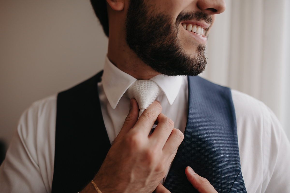 Felippe Leal Fotografo de casamentos e eventos em patos de minas e regiao, Makinf off do noivo. Noivo se produzindo