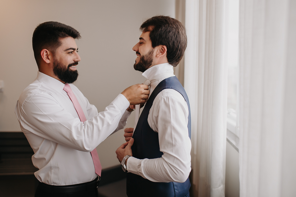 Felippe Leal Fotografo de casamentos e eventos em patos de minas e regiao, Makinf off do noivo. Noivo se produzindo