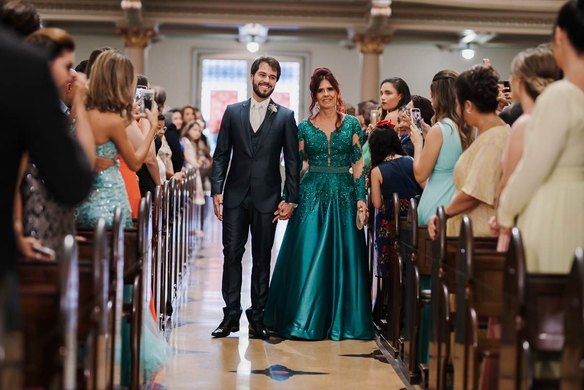 Felippe Leal Fotografo de casamentos e eventos em patos de minas e regiao, fotografo de casamentos, casamentos em patos de minas, casamentos no sitio toe do jo , casamento na igreja dos capuchinhos, noivo e sua mae , entrada na igreja noivo,