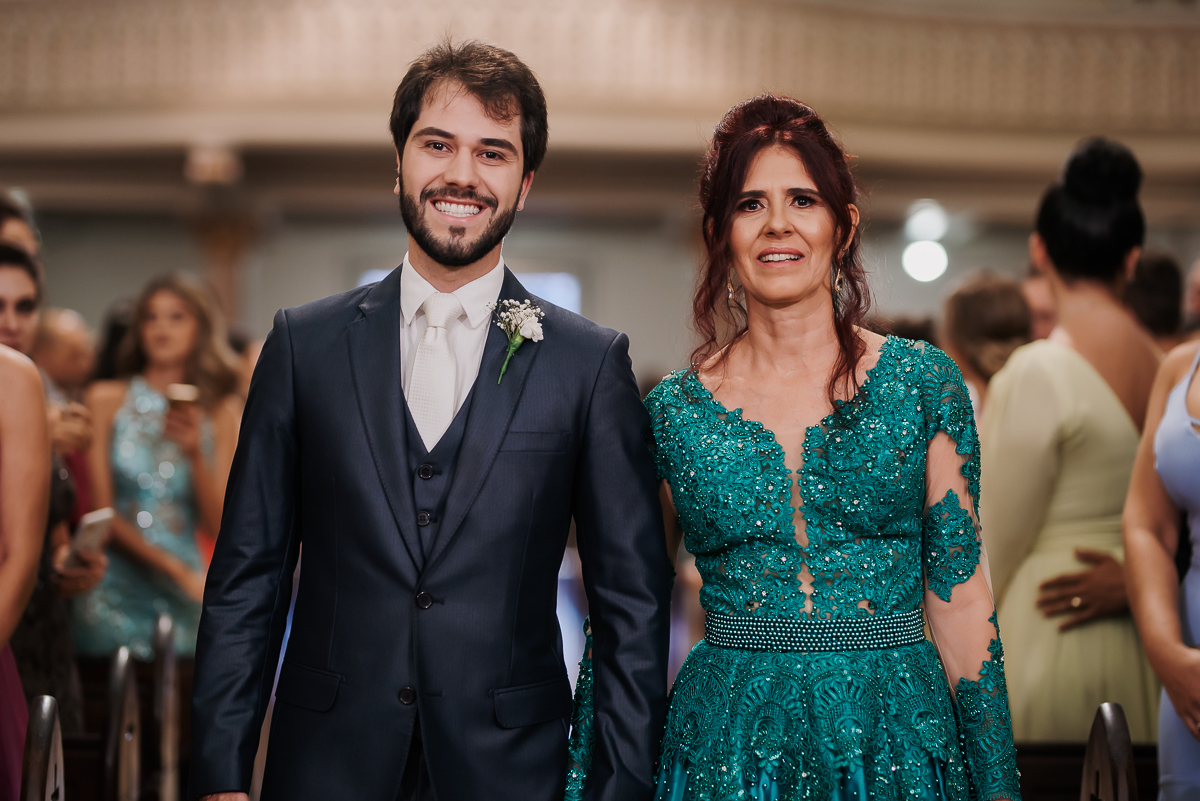 Felippe Leal Fotografo de casamentos e eventos em patos de minas e regiao, fotografo de casamentos, casamentos em patos de minas, casamentos no sitio toe do jo , casamento na igreja dos capuchinhos, noivo e sua mae , entrada na igreja noivo,
