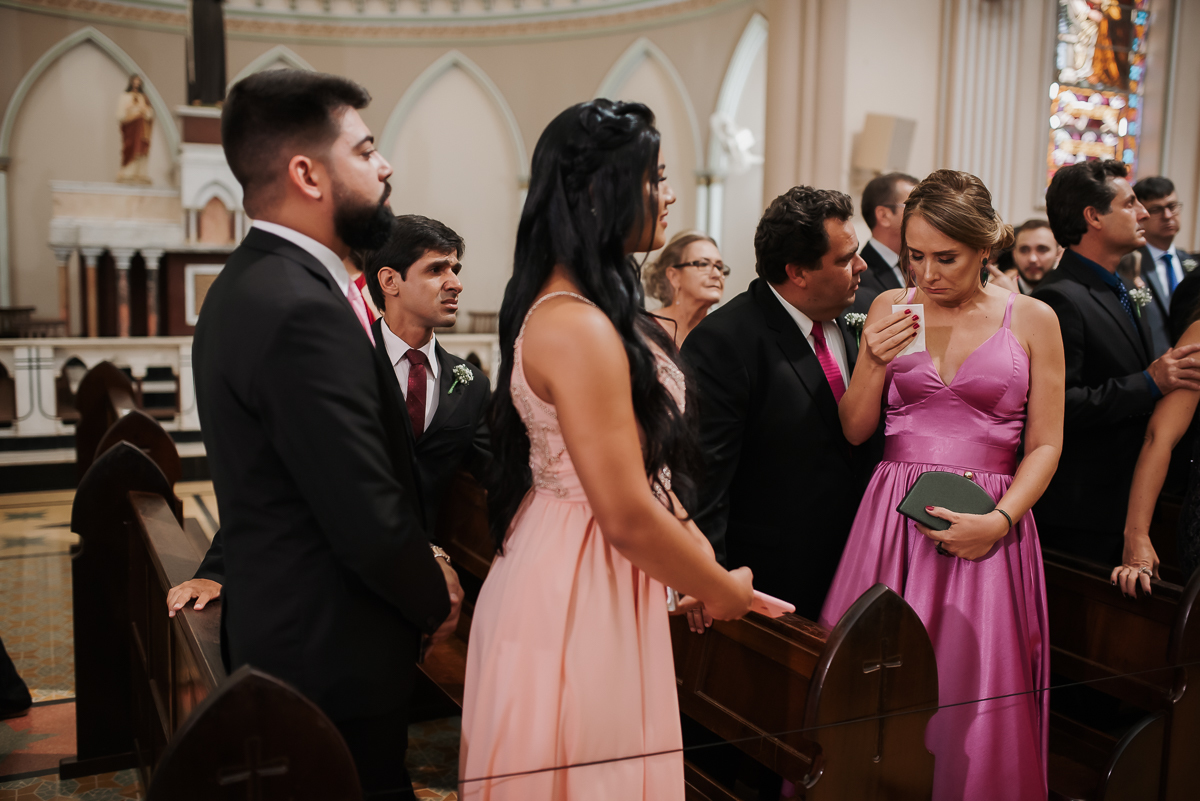 Felippe Leal Fotografo de casamentos e eventos em patos de minas e regiao, fotografo de casamentos, casamentos em patos de minas, casamentos no sitio toe do jo , casamento na igreja dos capuchinhos, noivo e sua mae , entrada na igreja noivo,