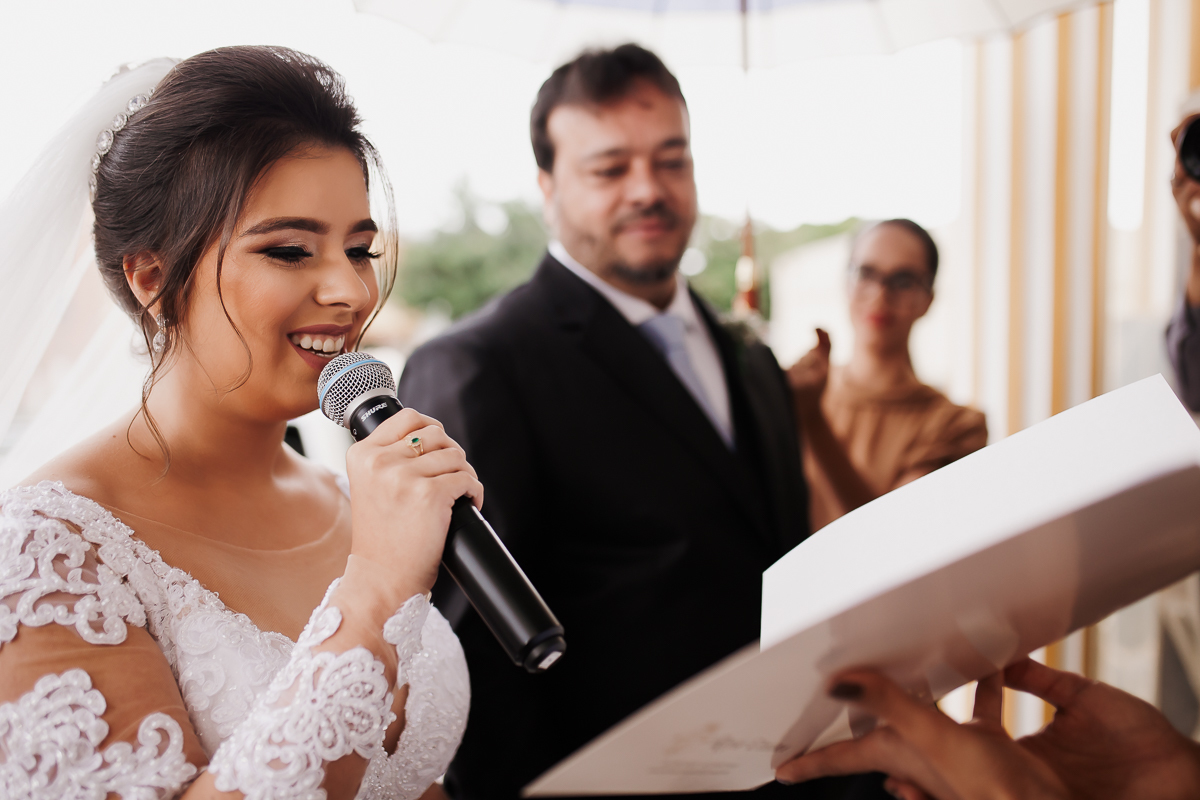 Felippe Leal Fotografo de casamentos e eventos em patos de minas e regiao, fotografo de casamentos, casamentos em patos de minas, casamentos no sitio toe do jo , casamento na igreja dos capuchinhos, noiva lendo mensagem para o noivo na porta da igreja