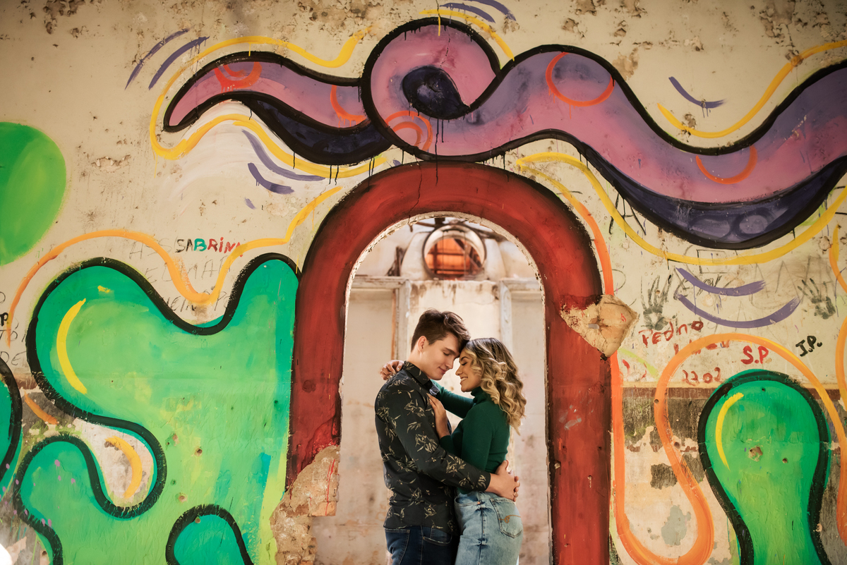 Ensaio de casal em vagoes abandonados, ensaio de casal em hotel abandonado, ensaio de casal em trilhos do treim de ferro , ensaio de casal em estação ferroviária, ensaio de casal no por do sol, ensaio de casal em local abandonado