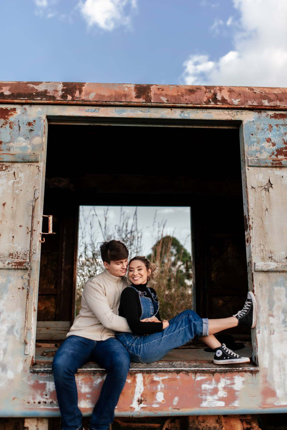 Ensaio de casal em vagoes abandonados, ensaio de casal em hotel abandonado, ensaio de casal em trilhos do treim de ferro , ensaio de casal em estação ferroviária, ensaio de casal no por do sol, ensaio de casal em local abandonado