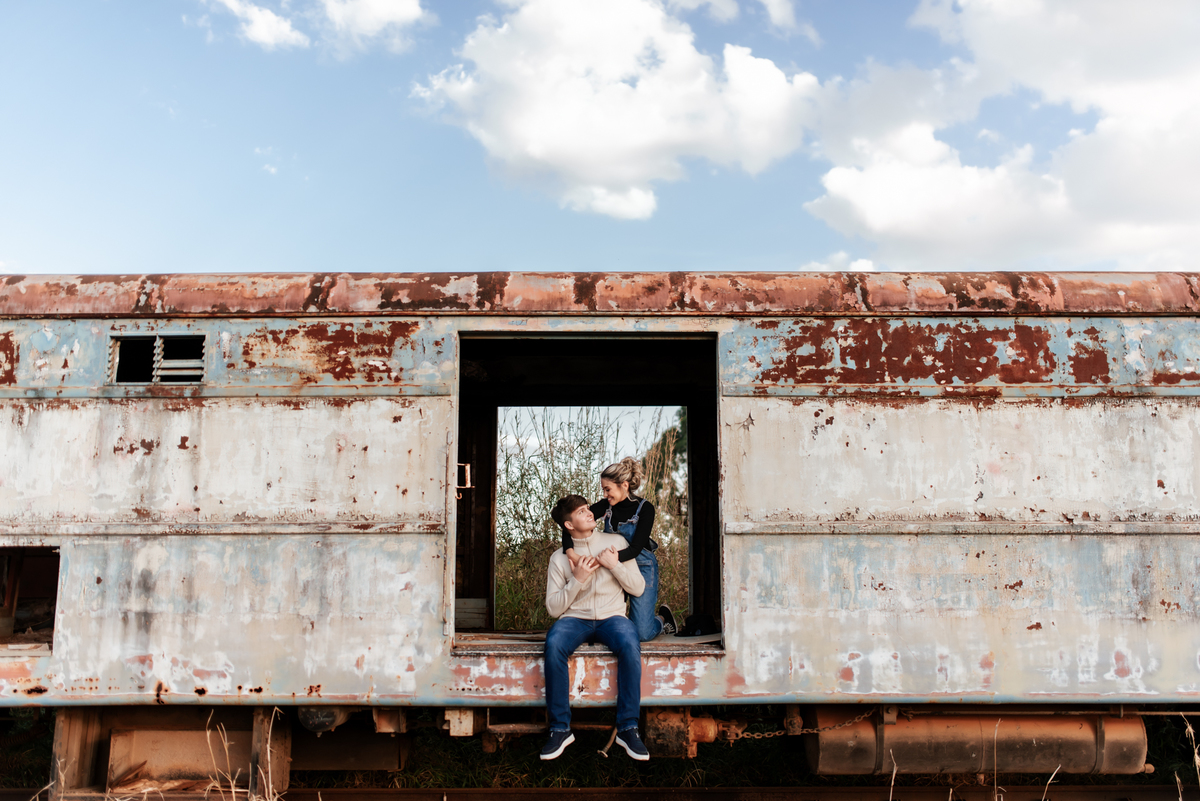 Ensaio de casal em vagoes abandonados, ensaio de casal em hotel abandonado, ensaio de casal em trilhos do treim de ferro , ensaio de casal em estação ferroviária, ensaio de casal no por do sol, ensaio de casal em local abandonado