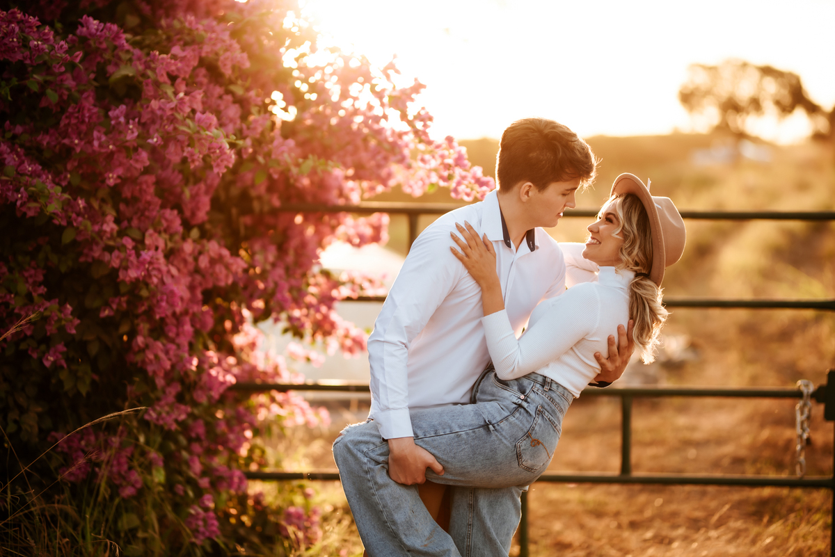 Ensaio de casal em vagoes abandonados, ensaio de casal em hotel abandonado, ensaio de casal em trilhos do treim de ferro , ensaio de casal em estação ferroviária, ensaio de casal no por do sol, ensaio de casal em local abandonado