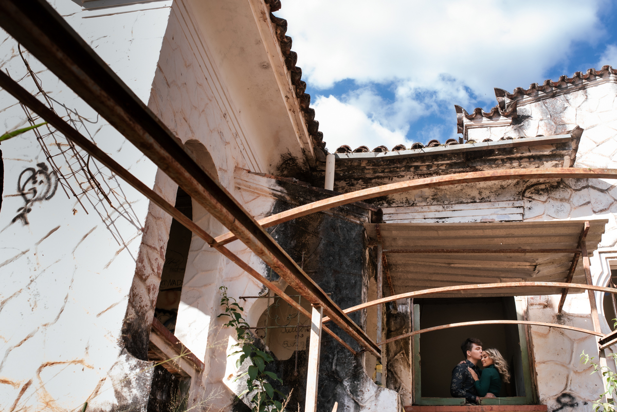 Ensaio de casal em vagoes abandonados, ensaio de casal em hotel abandonado, ensaio de casal em trilhos do treim de ferro , ensaio de casal em estação ferroviária, ensaio de casal no por do sol, ensaio de casal em local abandonado