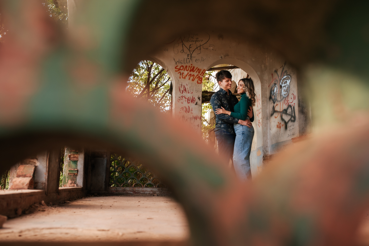 Ensaio de casal em vagoes abandonados, ensaio de casal em hotel abandonado, ensaio de casal em trilhos do treim de ferro , ensaio de casal em estação ferroviária, ensaio de casal no por do sol, ensaio de casal em local abandonado