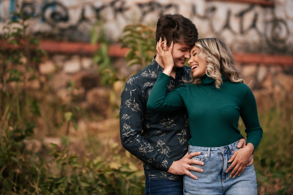Ensaio de casal em vagoes abandonados, ensaio de casal em hotel abandonado, ensaio de casal em trilhos do treim de ferro , ensaio de casal em estação ferroviária, ensaio de casal no por do sol, ensaio de casal em local abandonado