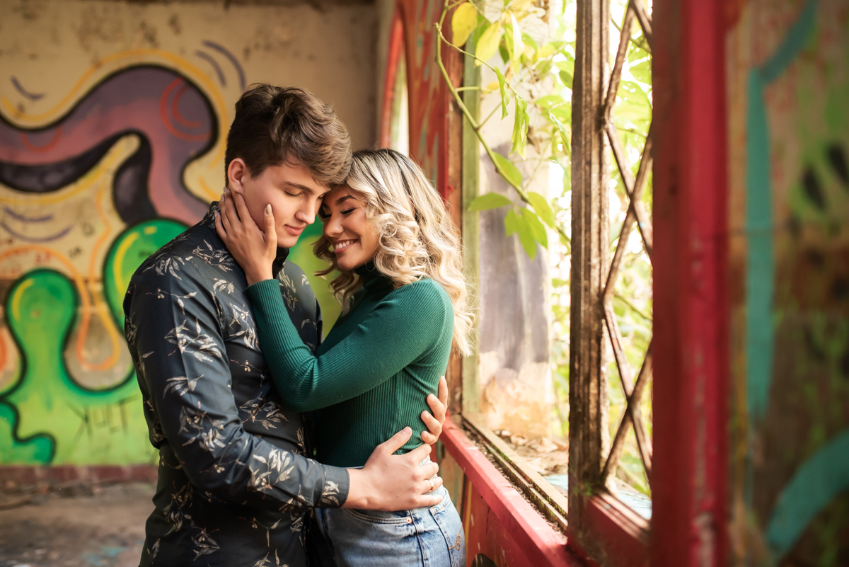 Ensaio de casal em vagoes abandonados, ensaio de casal em hotel abandonado, ensaio de casal em trilhos do treim de ferro , ensaio de casal em estação ferroviária, ensaio de casal no por do sol, ensaio de casal em local abandonado